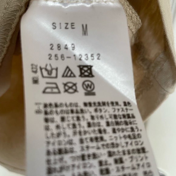 Cute T shirts with some frills around the neck. Size M - Picture 5 of 5